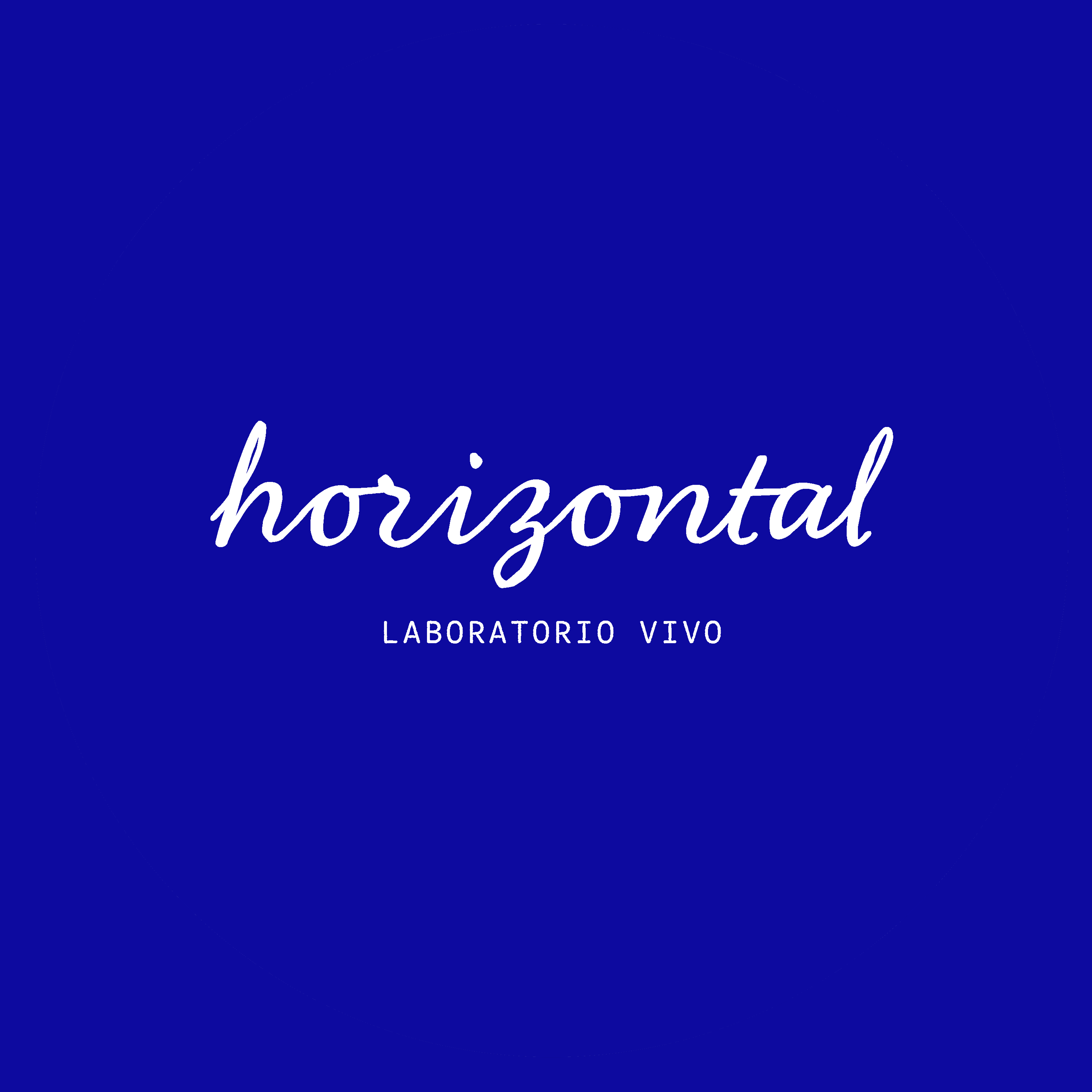 Blue background with white handwritten script reading ‘horizontal’ and smaller text below reading ‘laboratorio vivo’