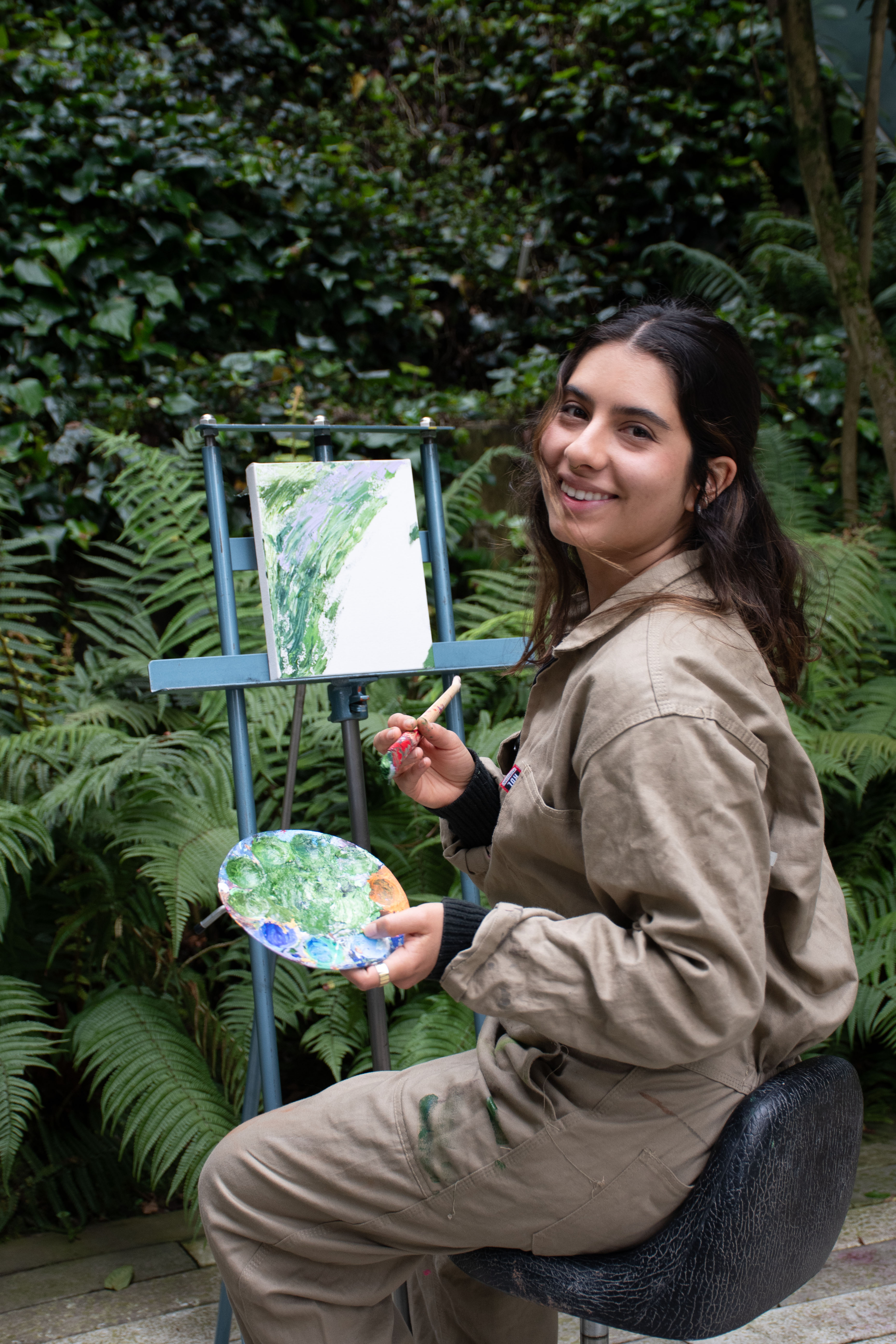 Photo of Paula Andrea Rojas Guerrero painting